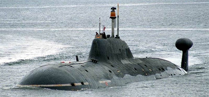 Được biết, năm 1980, Liên Xô đã mua lại một số thiết bị chính xác cao của công ty Nhật Bản Toshiba cho phép áp dụng các công nghệ mới trong chế biến cánh quạt cho tàu ngầm. Chính công nghệ này đã góp phần làm giảm đáng kể độ ồn của tàu, khiến nó trở thành một trong những tàu ngầm chạy êm nhất thế giới.